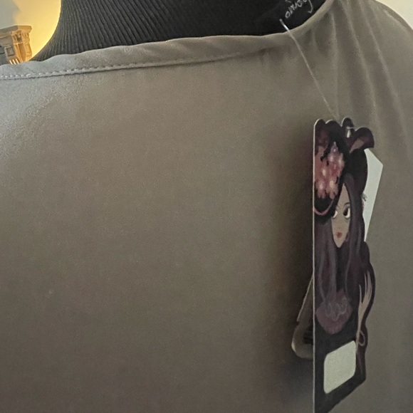 NWT Soprano brand sleeveless blouse/ shell. Excellent layering piece Taupe Jr XL - Picture 3 of 7